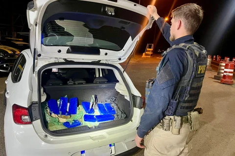 PRF apreende 90Kg de maconha sendo transportado em veículo com registro de roubo,  na BR-277