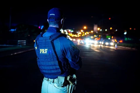 Duas adolescentes são apreendidas pela PRF após acompanharem homens que conheceram em festa no Paraná