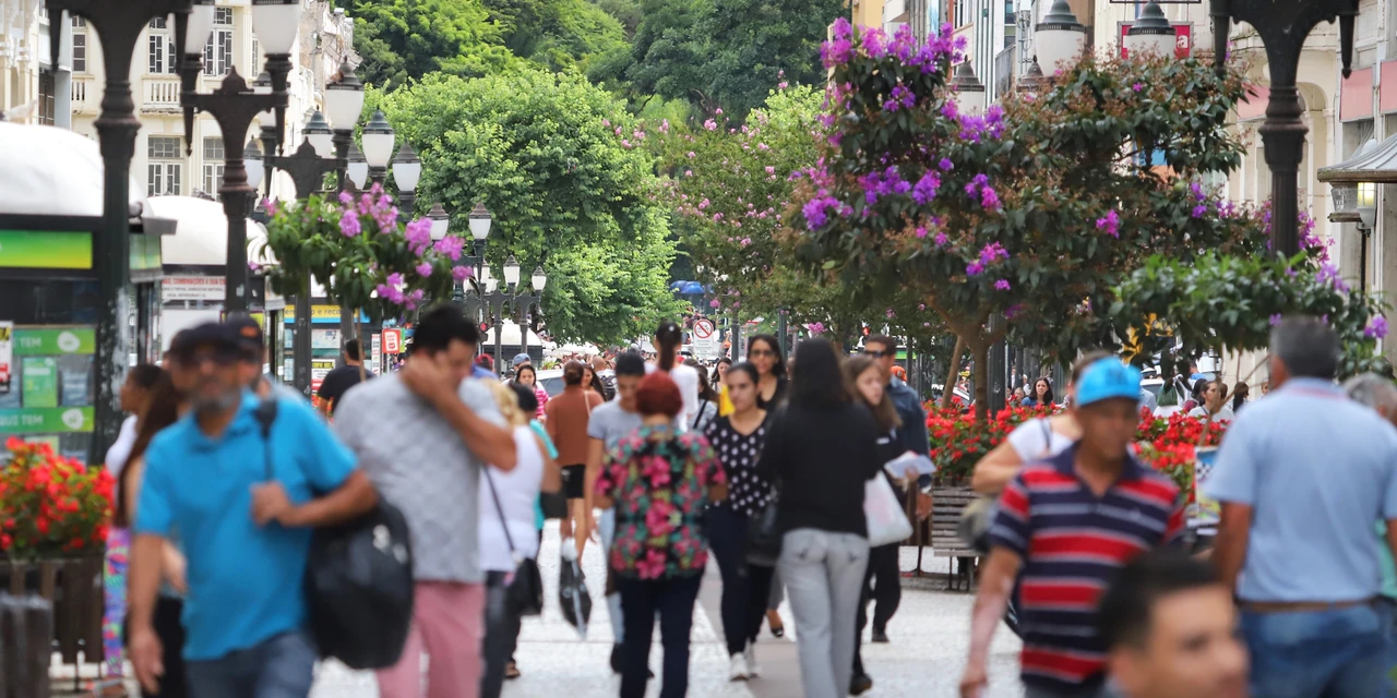 População do Paraná deve ultrapassar 12 milhões de habitantes até 2027, aponta IBGE