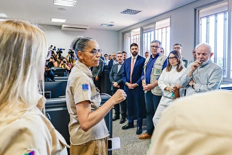 'Tem gente colocando fogo de maneira ilegal', diz governo