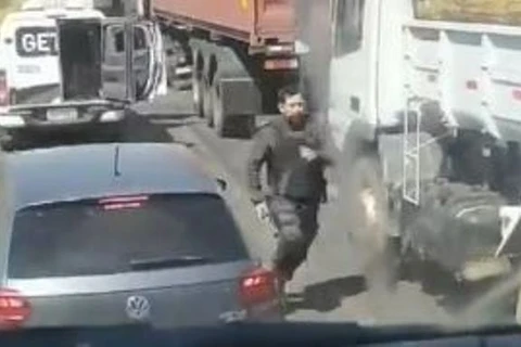 VIDEO: Presos abrem porta de viatura e fogem  durante transferência