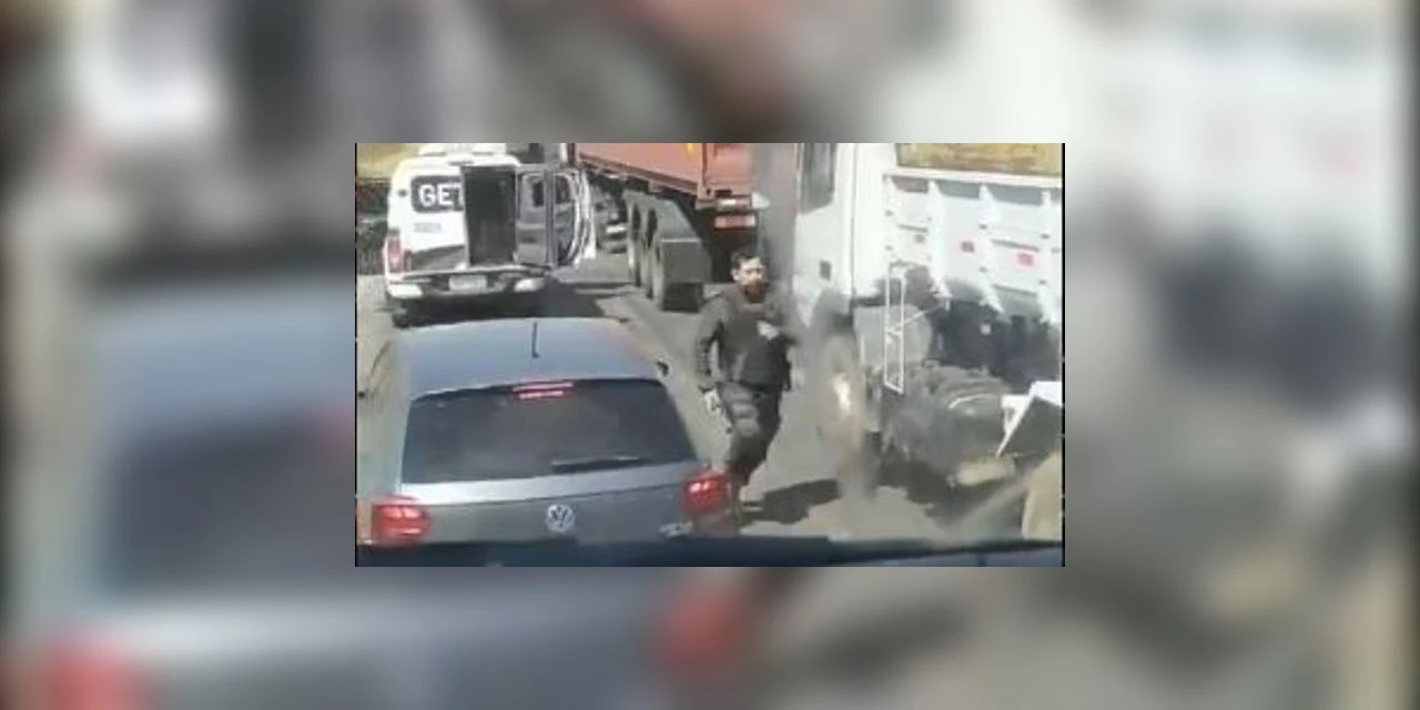 VIDEO: Presos abrem porta de viatura e fogem  durante transferência