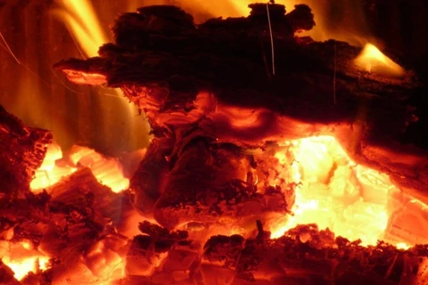 Duas pessoas ficam gravemente feridas após explosão de churrasqueira em Ponta Grossa