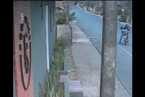 Homem é detido após ser flagrado furtando motocicleta; receptador também foi preso