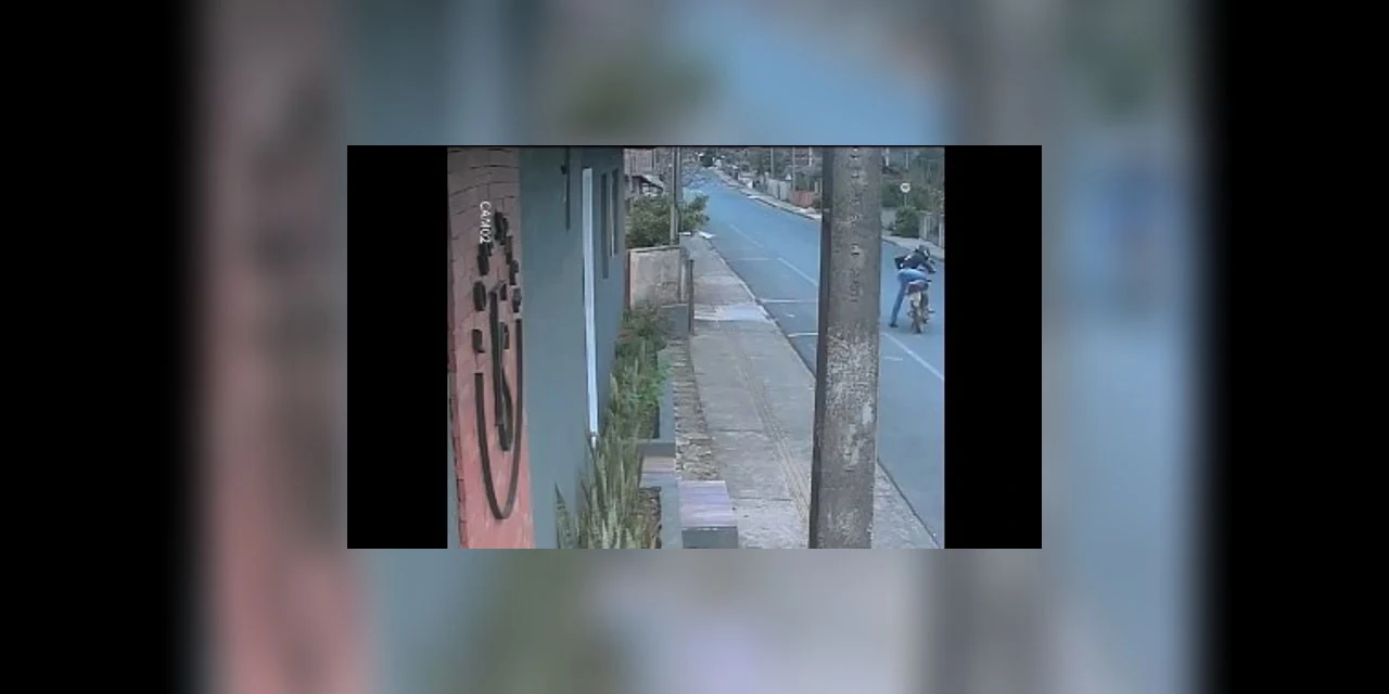 Homem é detido após ser flagrado furtando motocicleta; receptador também foi preso