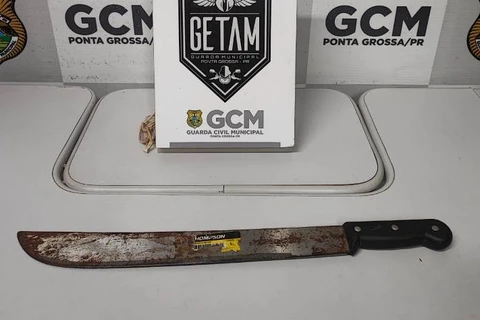 Homem é preso por ameaçar clientes em bar com facão no centro de PG