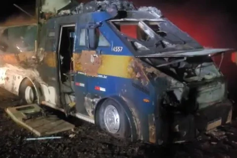 Cinco pessoas ficam feridas após criminosos explodirem carro forte