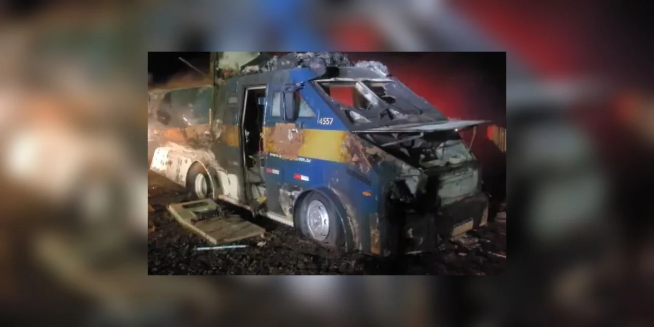 Cinco pessoas ficam feridas após criminosos explodirem carro forte