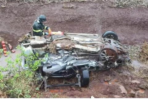 Acidente entre dois carros deixa três mortos e cinco feridos no Paraná