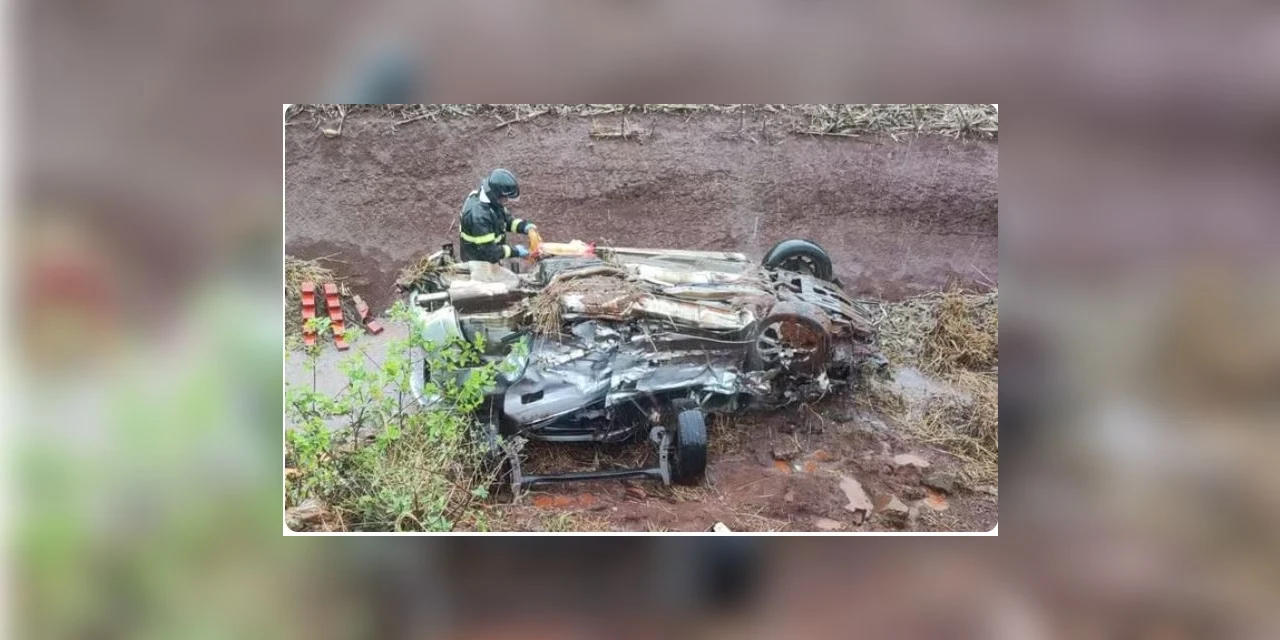 Acidente entre dois carros deixa três mortos e cinco feridos no Paraná