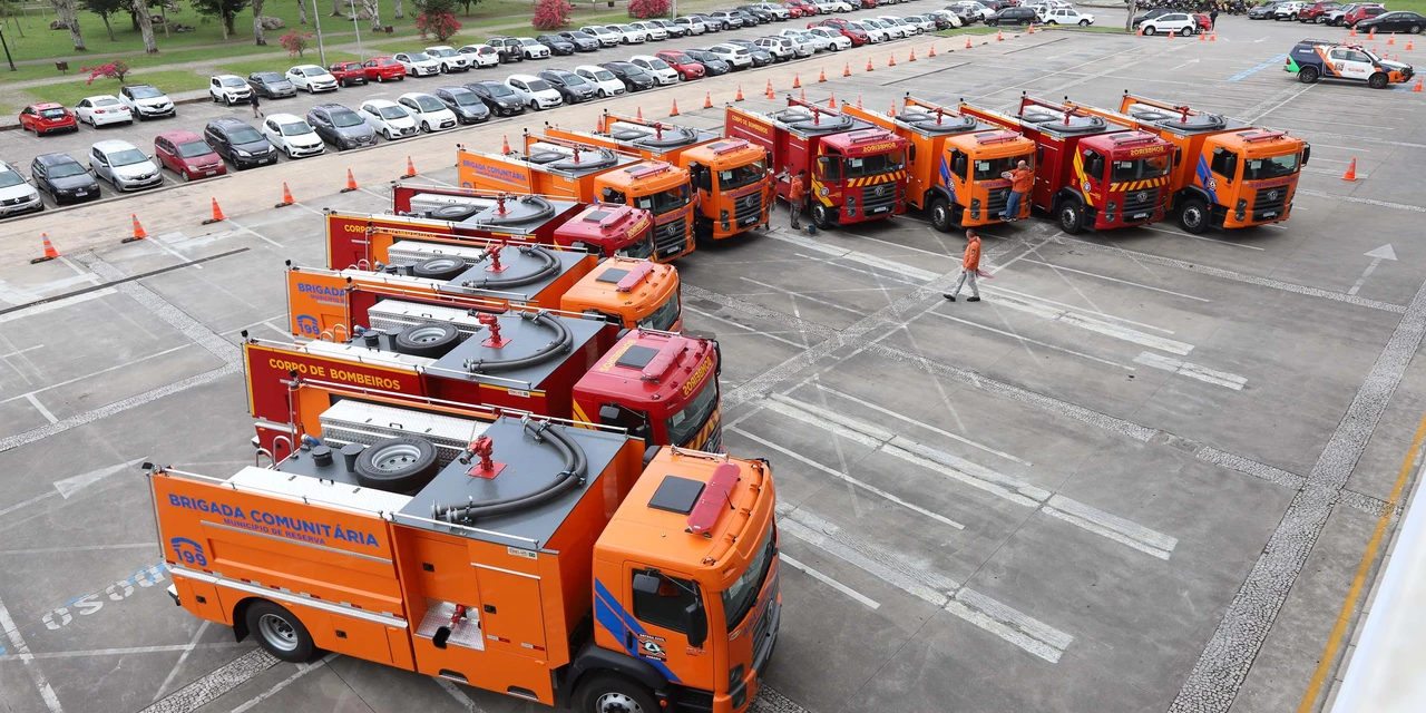 Bombeiros e Defesa Civil recebem 10 novos caminhões para combate a incêndios