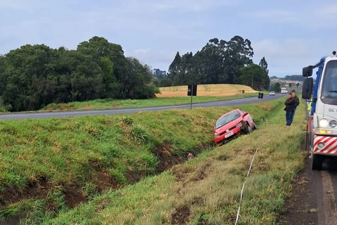 Capotamento deixa duas pessoas feridas na PR-151, em Carambeí