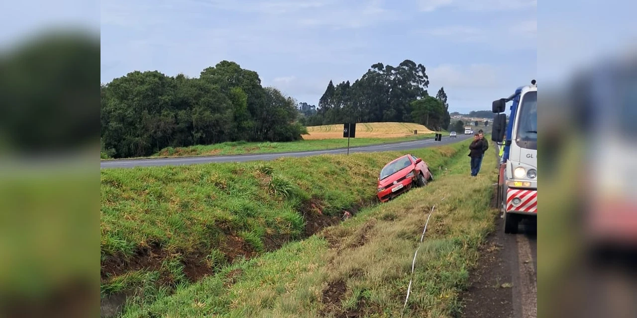Capotamento deixa duas pessoas feridas na PR-151, em Carambeí