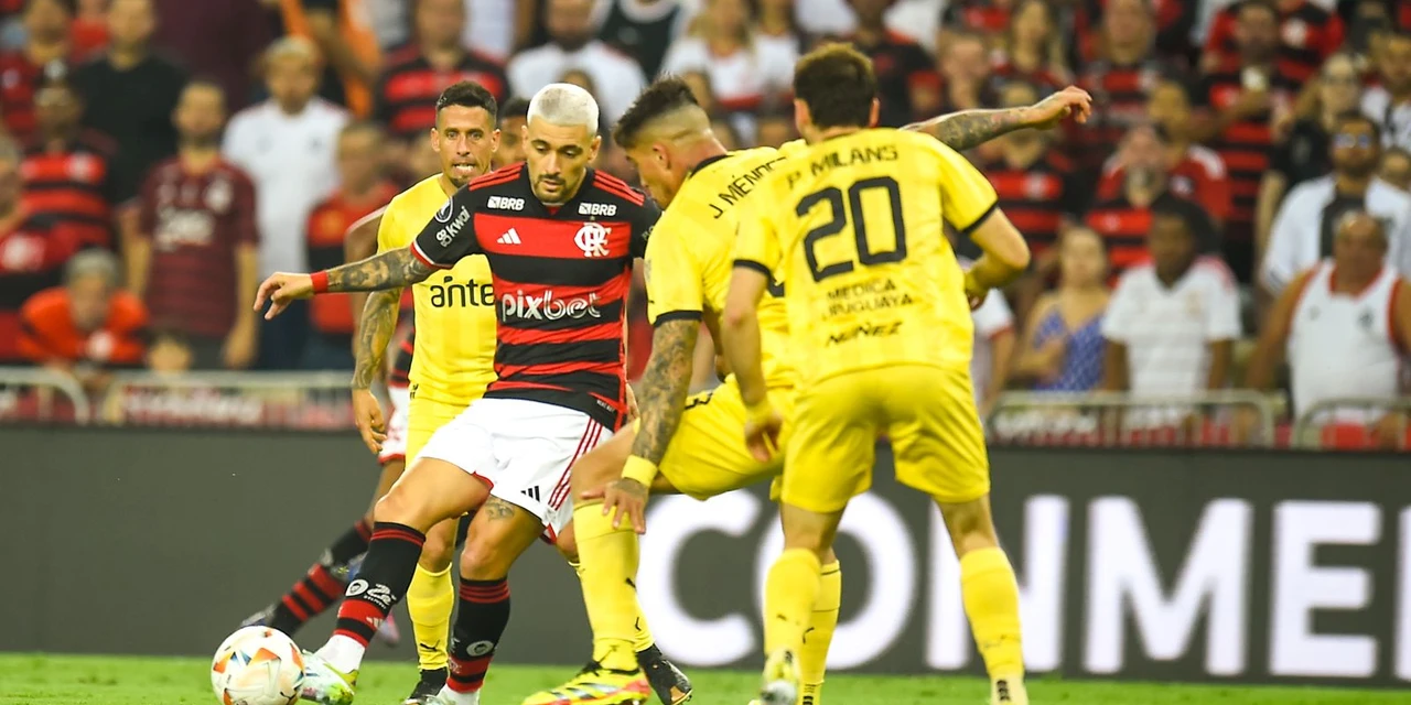 Flamengo joga mal e perde para o Peñarol no Maracanã