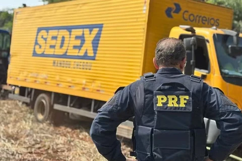 Caminhão dos Correios é apreendido com quase duas toneladas de maconha
