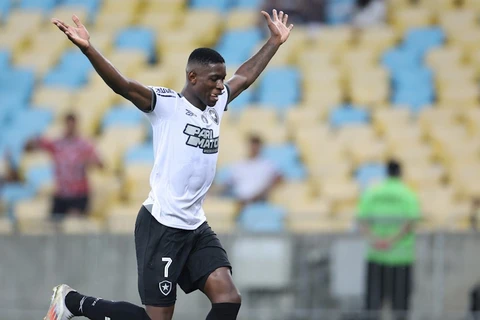 Botafogo vence o Fluminense, pela sexta vez consecutiva, e se mantém na liderança do Campeonato Brasileiro.