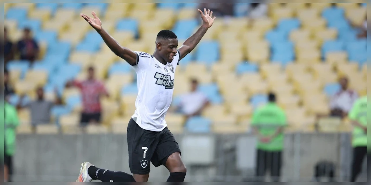 Botafogo vence o Fluminense, pela sexta vez consecutiva, e se mantém na liderança do Campeonato Brasileiro.