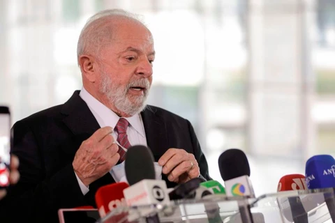 Após cinco horas no ar, avião de Lula pousa em aeroporto no México