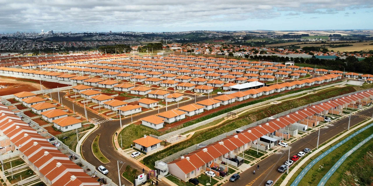 Darci Piana entrega casas para 292 famílias de Ponta Grossa