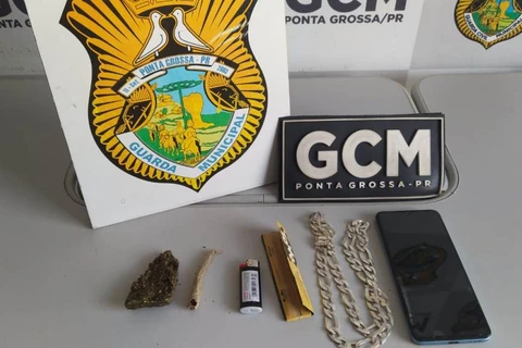 Homem é flagrado com maconha em praça de Ponta Grossa