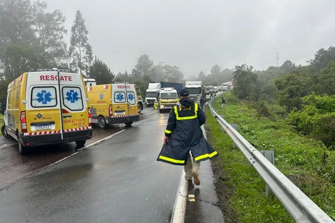 Engavetamento na BR-277, deixa uma pessoa morta e outras 8 com ferimentos; pista totalmente bloqueada