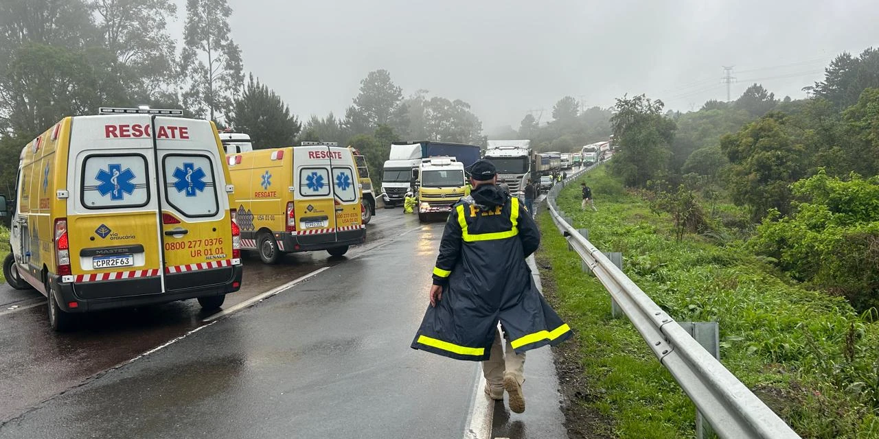 Engavetamento na BR-277, deixa uma pessoa morta e outras 8 com ferimentos; pista totalmente bloqueada