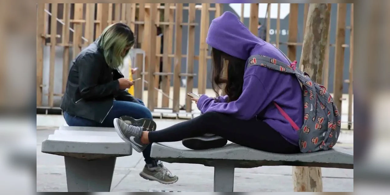 Oito em cada 10 adultos defendem a proibição de celulares em escolas