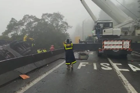 Seis atletas morrem após acidente com van na BR-376 no litoral do Paraná