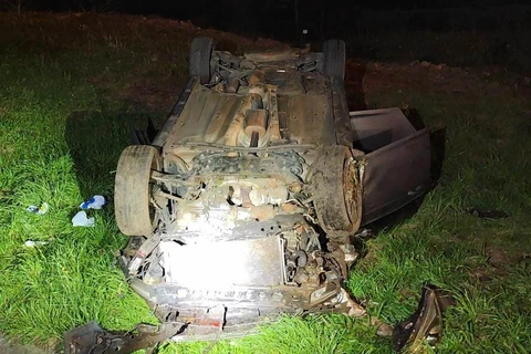 Capotamento deixa três pessoas feridas na BR-277, em Campo Largo