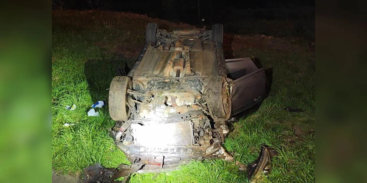 Capotamento deixa três pessoas feridas na BR-277, em Campo Largo