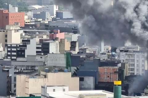 Vinte e duas viaturas combatem incêndio no Shopping 25 de Março em SP