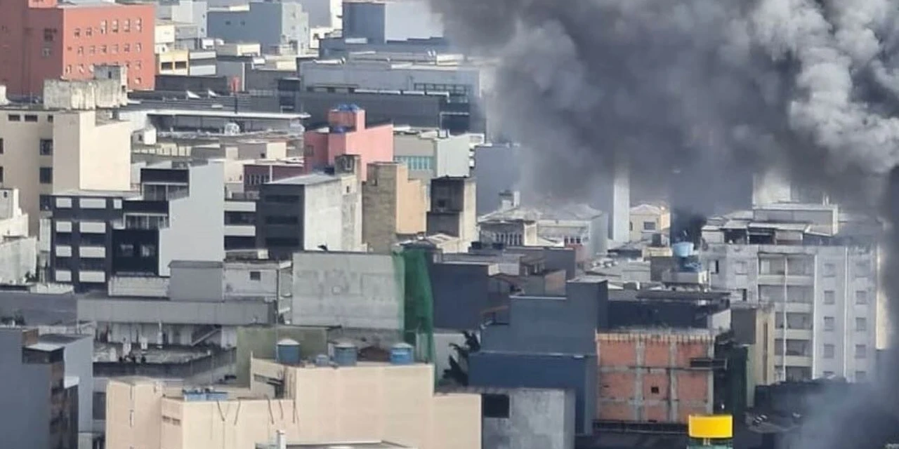 Vinte e duas viaturas combatem incêndio no Shopping 25 de Março em SP