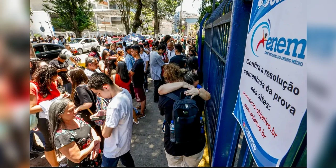 Mais de 4,3 milhões de candidatos participam do Enem neste domingo