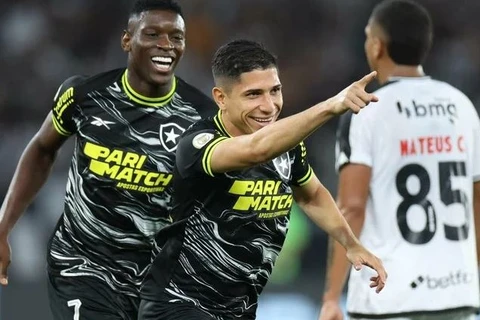 Botafogo passa por cima do Vasco e abre seis pontos de vantagem na liderança do Brasileiro