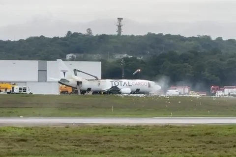 Avião de carga faz pouso de emergência em Guarulhos após pegar fogo
