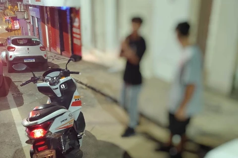 GCM flagra menores trefegando com motocicleta e sem capacetes