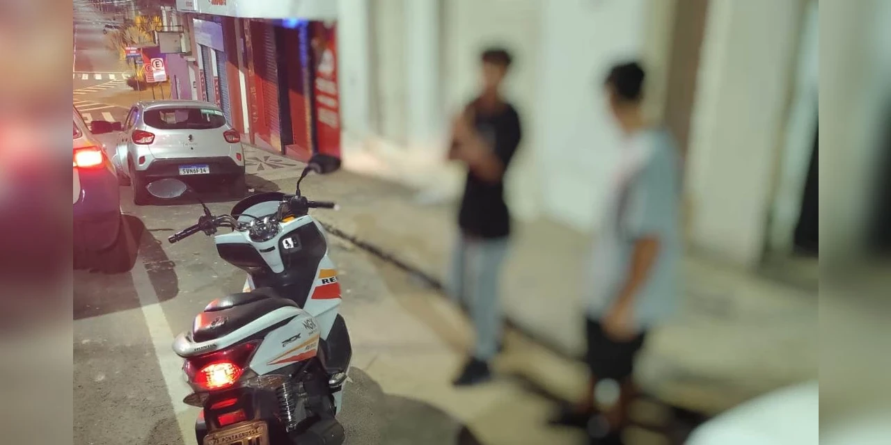 GCM flagra menores trefegando com motocicleta e sem capacetes