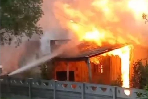 Casa é consumida por incêndio em Ponta Grossa, vídeo!