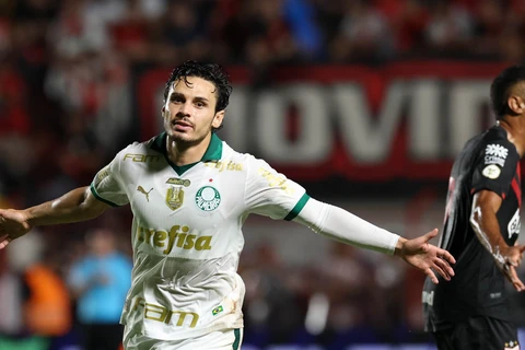 Palmeiras vence Atlético-GO fora de casa e assume a liderança do Brasileirão