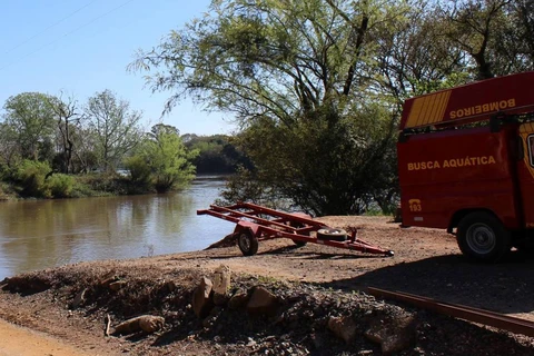 Bombeiros retomam buscas por homem desaparecido no  rio Tibagi, em Ponta Grossa