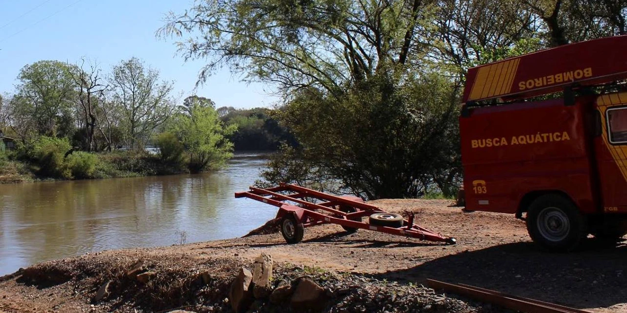 Bombeiros retomam buscas por homem desaparecido no  rio Tibagi, em Ponta Grossa
