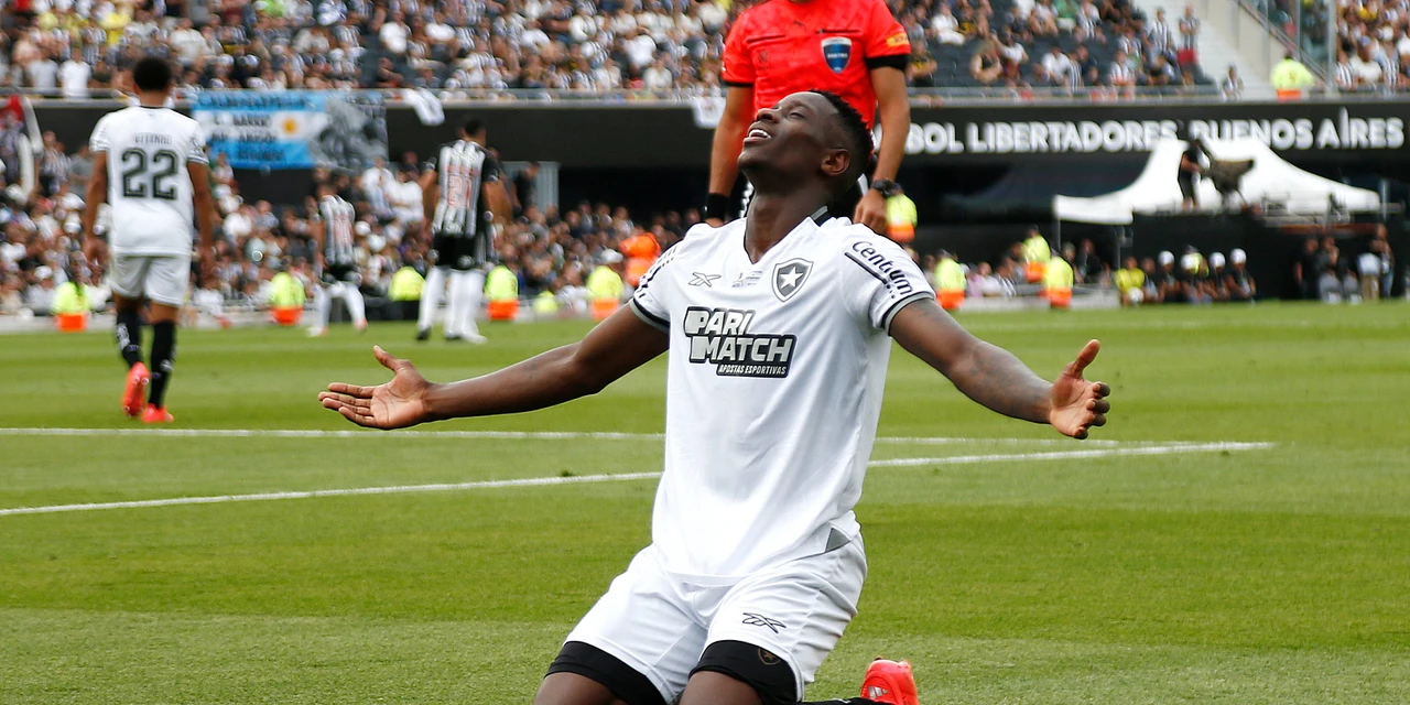 Botafogo joga com 10, vence Atlético-MG no Monumental e é Campeão da Libertadores pela primeira vez