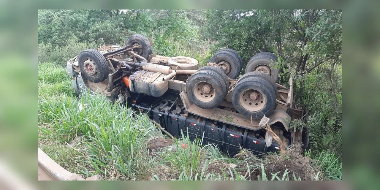 Caminhoneiro fica ferido após tombamento de caminhão na BR-376, em PG