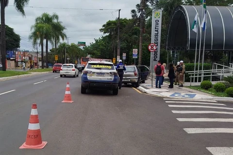 Motorista bate em poste após passar mal no volante, em PG