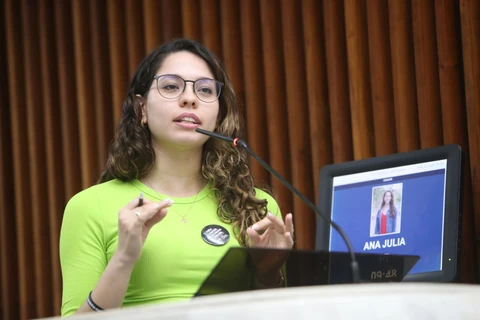 Deputada Ana Júlia aponta erros em credenciamento do governo e pede suspensão completa das consultas sobre a privatização das escolas