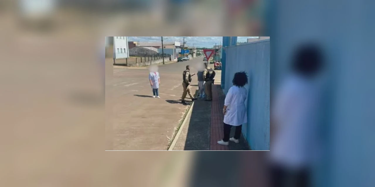 Médico que pediu maconha e mordeu paciente, atendia usando tornozeleira eletrônica