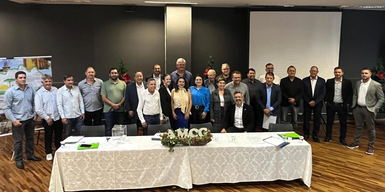 Prefeita de Imbaú, Dayane Sovinski, é eleita presidente da AMCG