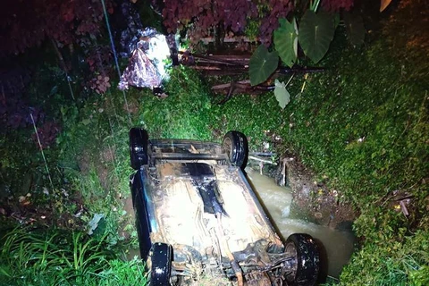 Choque da PM, resgata homem que submergia após carro cair em córrego, em PG