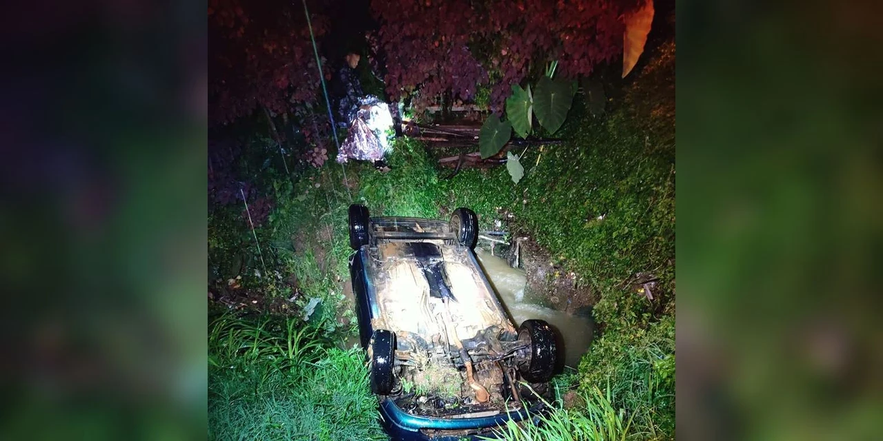 Choque da PM, resgata homem que submergia após carro cair em córrego, em PG