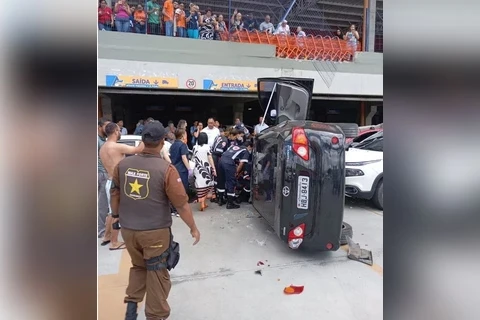 Dois carros caem de altura de 3 metros e atingem outros veículos em estacionamento de mercado na Bahia